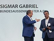 Moderator Wolfram Kons, Ex-Au&szlig;enminister Sigmar Gabriel  (&copy;Foto: Serviceplan)